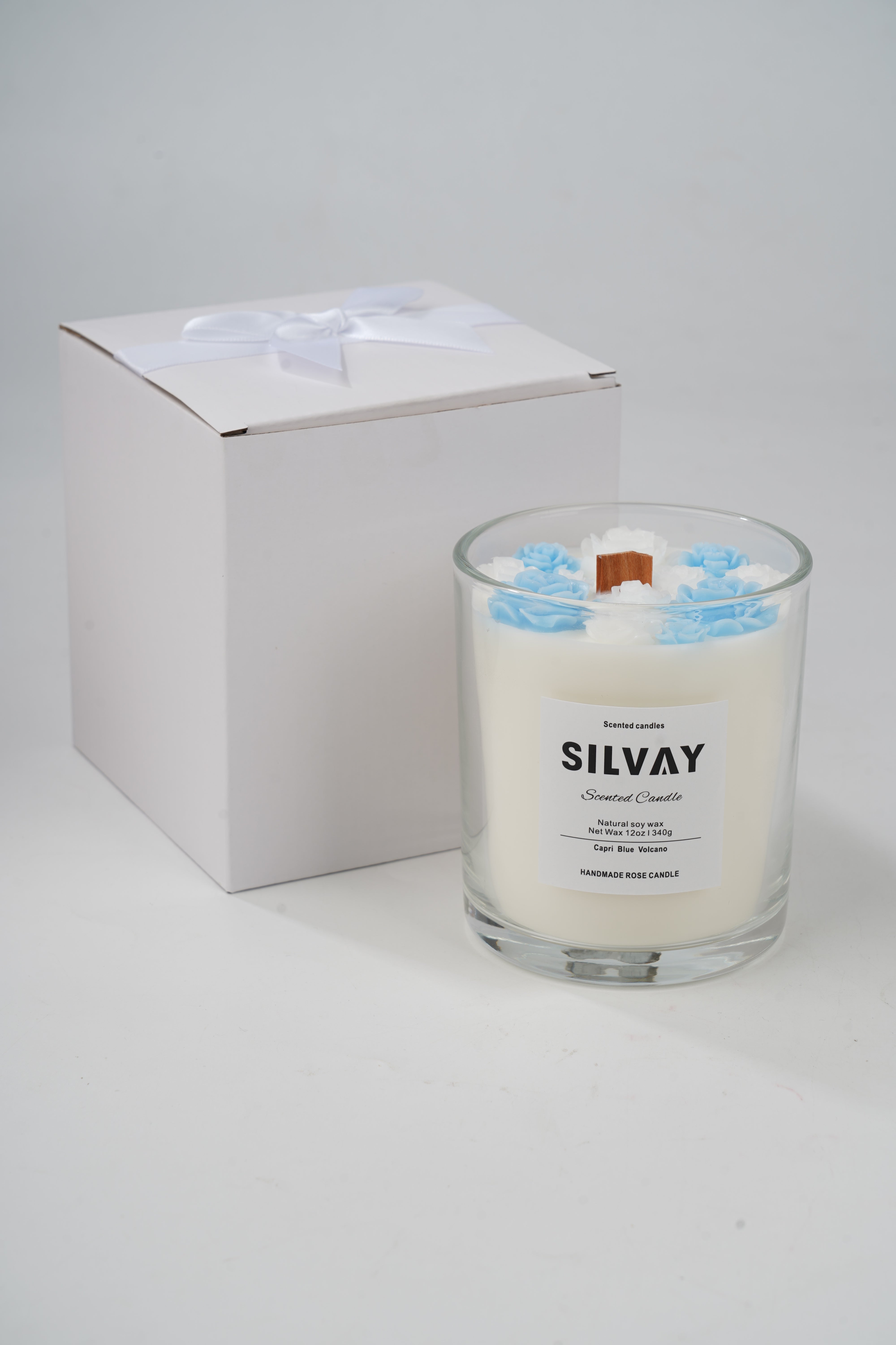 Handgemaakte rozenkaars met blauwe en witte rozen, Capri Blue Volcano geur