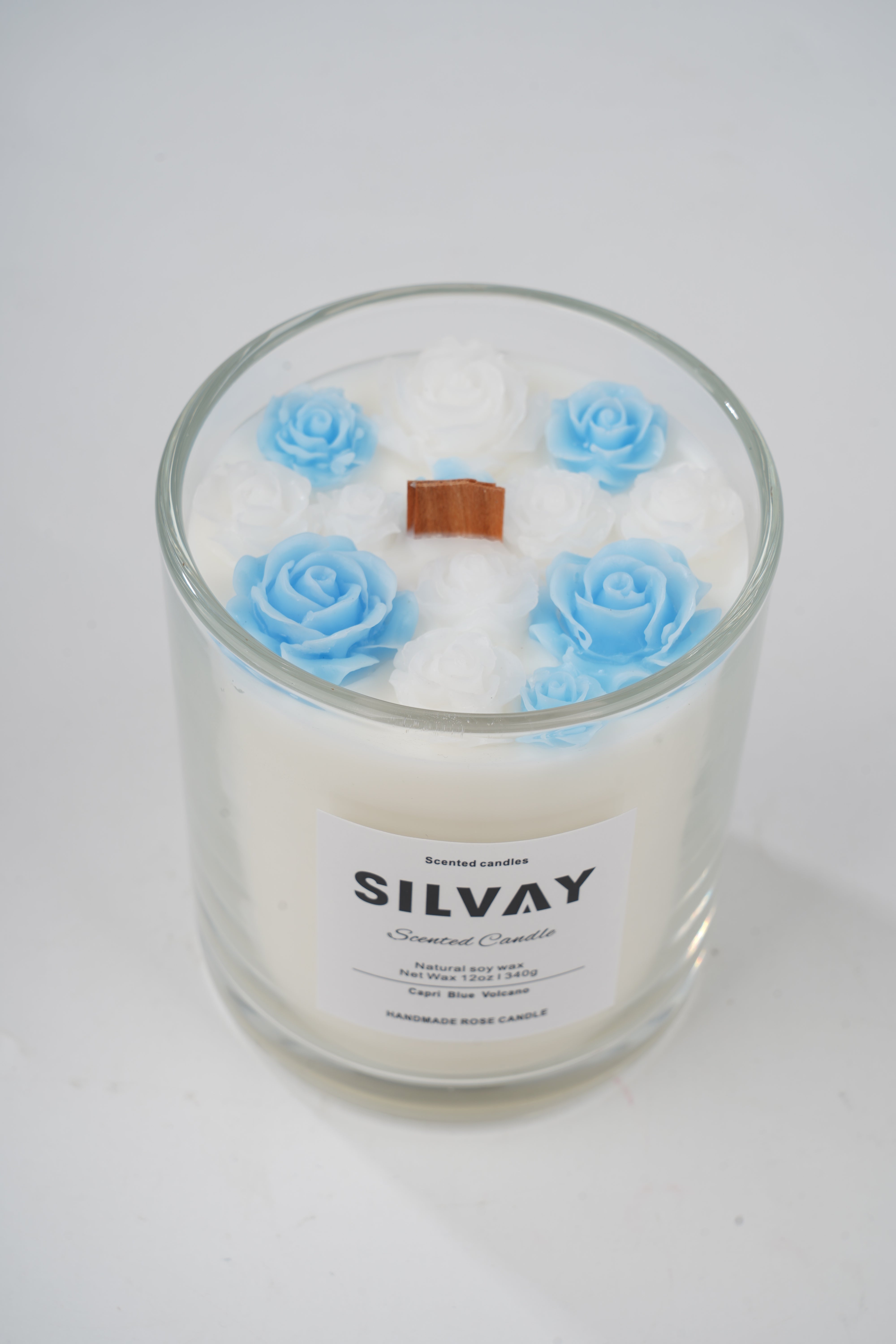 Handgemaakte rozenkaars met blauwe en witte rozen, Capri Blue Volcano geur, 150 uur brandduur.