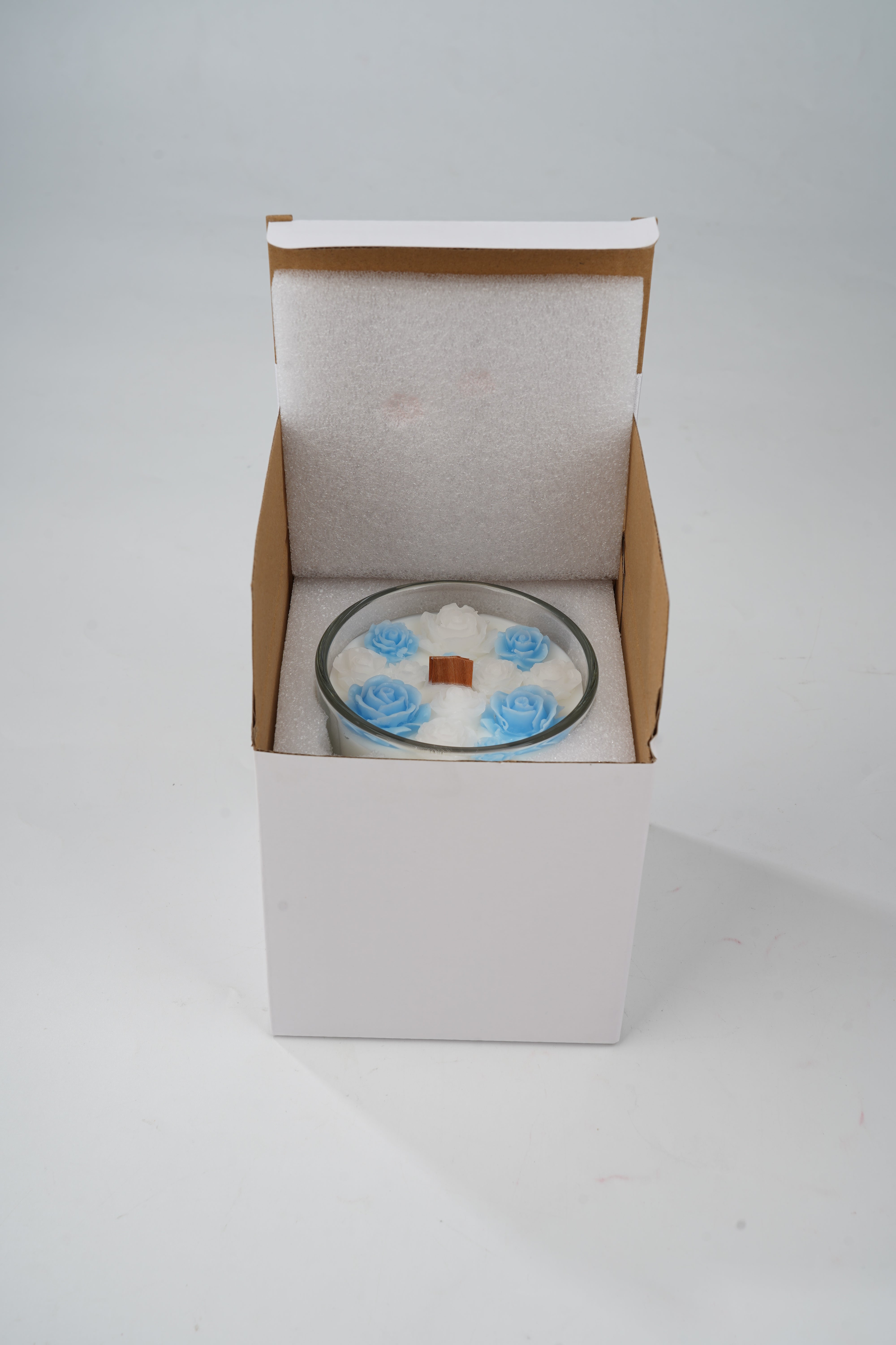 Handgemaakte rozenkaars met blauwe en witte rozen, Capri Blue Volcano geur, 150 uur brandduur. Luxe verlichting