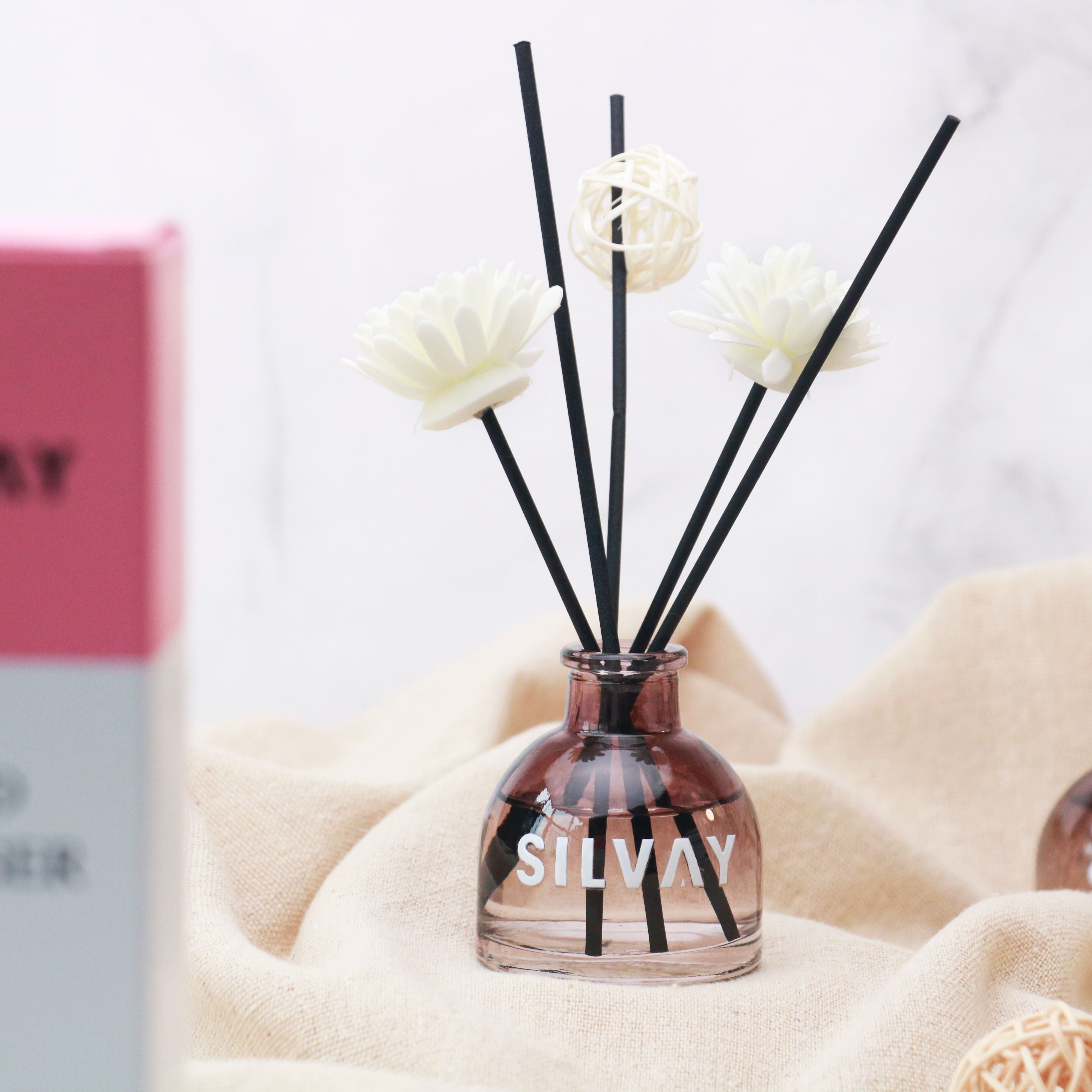 Oceaan lavendel geurverspreider 50 ml met kalmerende essentiële olie en 5 bloemen stokjes.