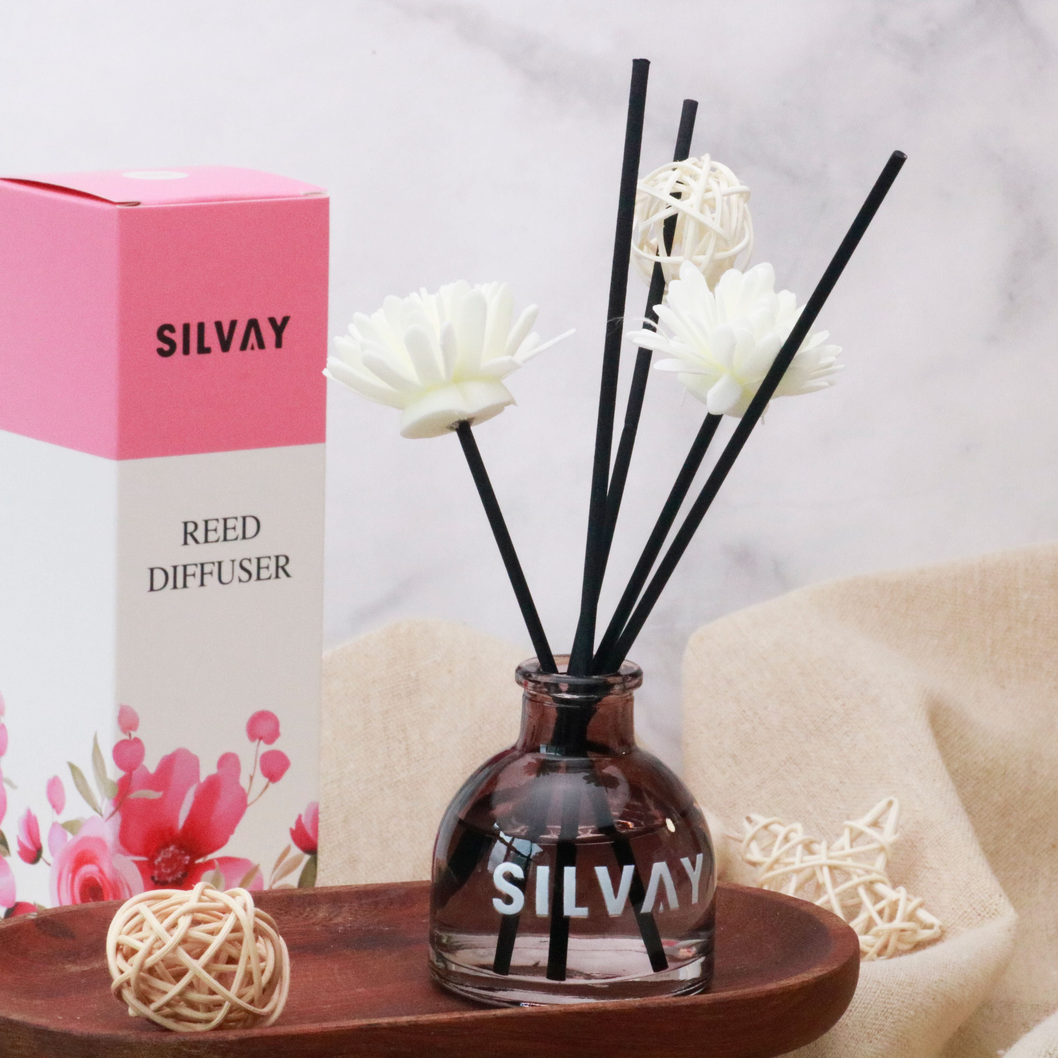 Oceaan lavendel geurverspreider 50 ml met kalmerende essentiële olie en 5 bloemen stokjes voor thuis.