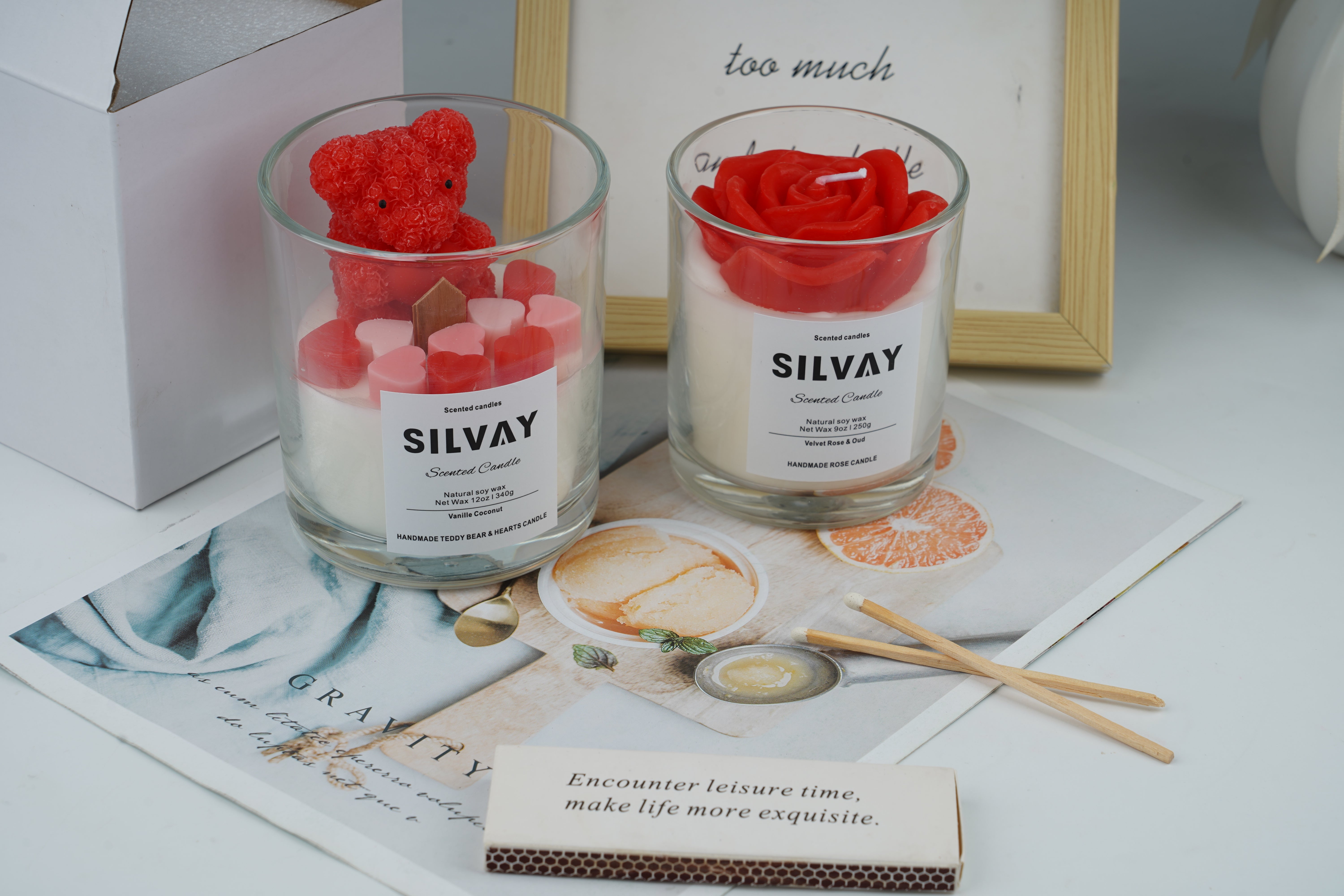 Twee delige handgemaakte geurkaarsen: teddy beer kaars (vanille kokosnoot geur) en luxe rozenkaars (velvet rose & oud)