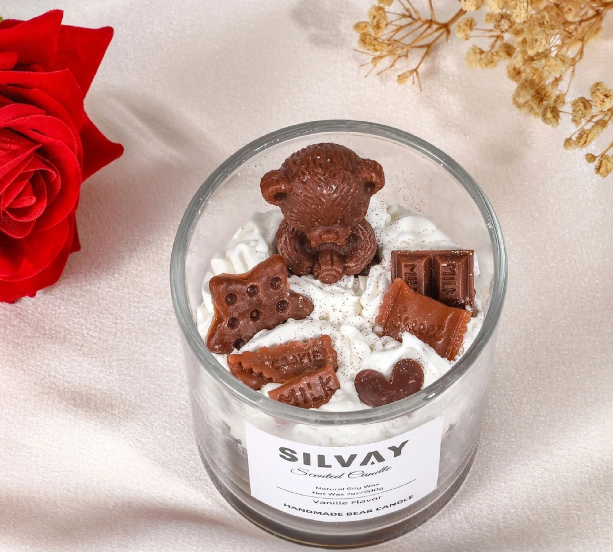 Handgemaakte chocolade teddybeer-geurkaars in een glas, gemaakt van sojawas met vanillegeur