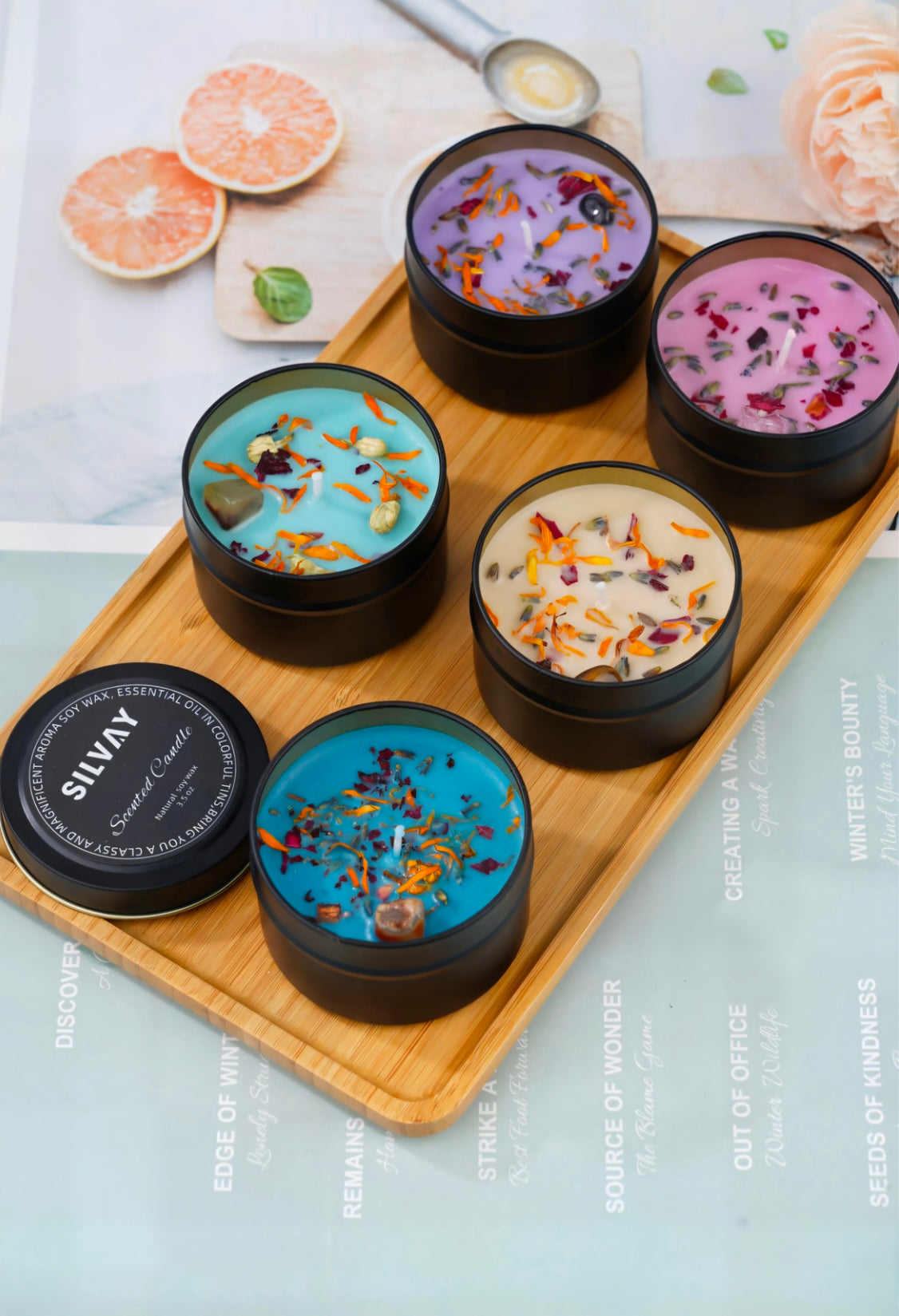 Luxe 5-delige vanille geurkaarsen set, handgemaakt van 100% sojawas met gedroogde bloemen en kristallen. Geuren: Vanille-Rose, Cupcake, Lila, Mysterie