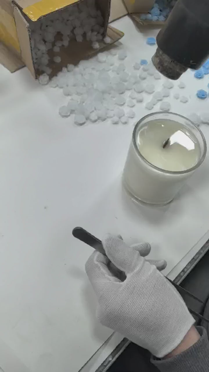 Handgemaakte rozenkaars met blauwe en witte rozen, Capri Blue Volcano geur, 150 uur brandduur.